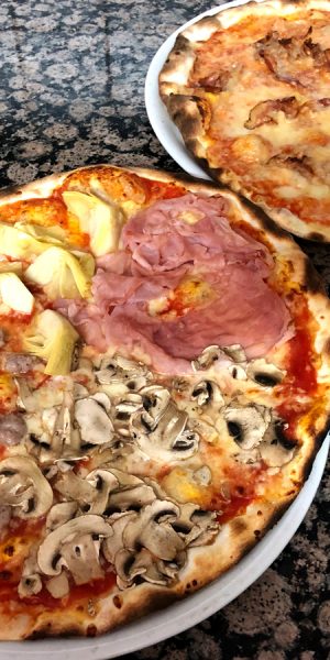 Pizze cotte nel Forno a Legna